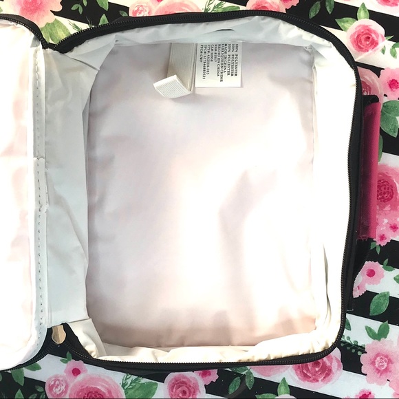 NIKE SPORTS BRA WITH TOTE AND WRISTBANDS GIFT SET - Picture 9 of 14